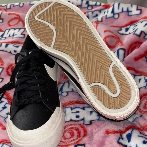 Nike women’s black and White Low-Top platform Sneakers - Picture 2 of 11